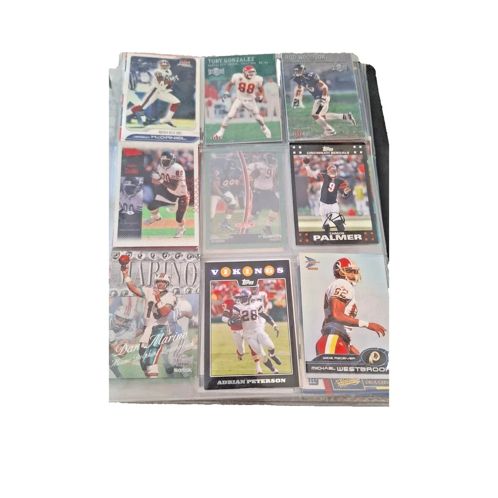 Trading‎ card book with football cards inside 118 cards
